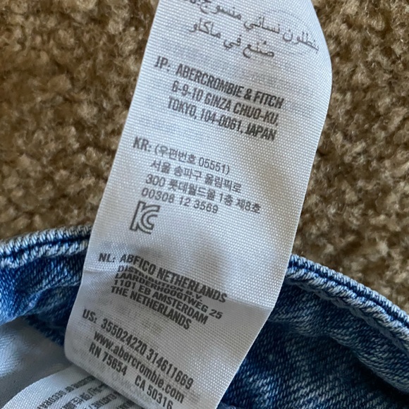 Hollister Ultra High Rise Butterfly Print Baggy Jeans - Picture 5 of 8